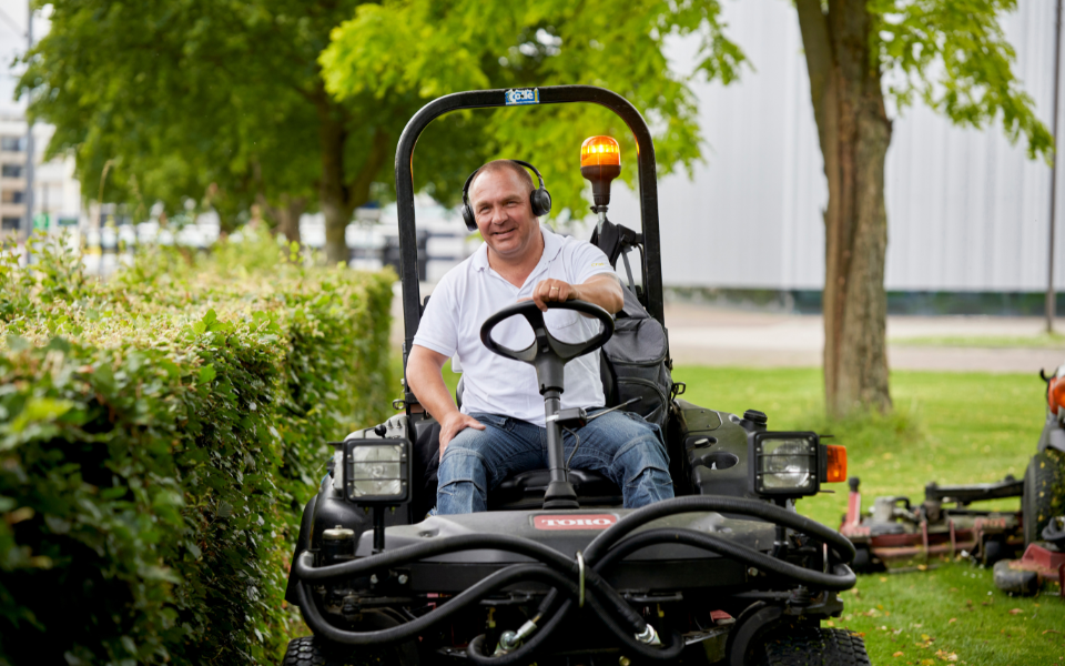 Afbeelding van verhaal Libertate, ploaie și rezultate pe tractorașul de tuns iarba